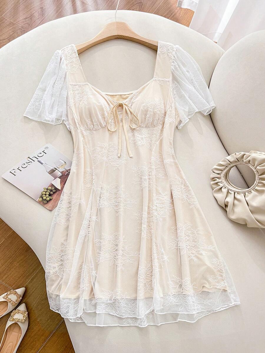 SHEIN Frenchy Vestidos Brancos de Formatura Plus Size, Vestidos de Festa para Mulheres, Mini Vestidos, Vestidos Pastel, Mini Vestidos Brancos, Vestidos Elegantes Brancos, Vestidos Plus Size para Curvas, Vestidos de Noiva para Mulheres, Vestidos de Chá de Panela, Vestidos de Noiva, Vestidos de Aniversário para Mulheres, Vestido Casual Curto com Decote Franzido e Amarração Frontal com Renda - Branco - Visão 1