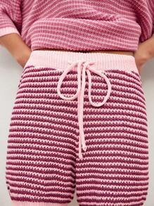 Maija Zomer 2025 Nieuwe Collectie Kleurrijke Gestreepte Ornamenten Dagelijkse Reismode Casual Zomer Strandvakantie Buiten Straat Snap Contrasterende Kleur Trekkoord Strik Ontwerp Elastische Taille Gebreide Shorts Voor Vrouwen, Bohemian Feest Bruiloft Gast Vintage Outfit, Muziekfestival, Afstudeer Brunch Kleding
