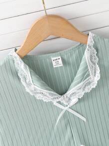 SHEIN 2 件女童蕾丝荷叶边蝴蝶结装饰短袖上衣和休闲裤家居服套装 - 綠色 - 查看 4