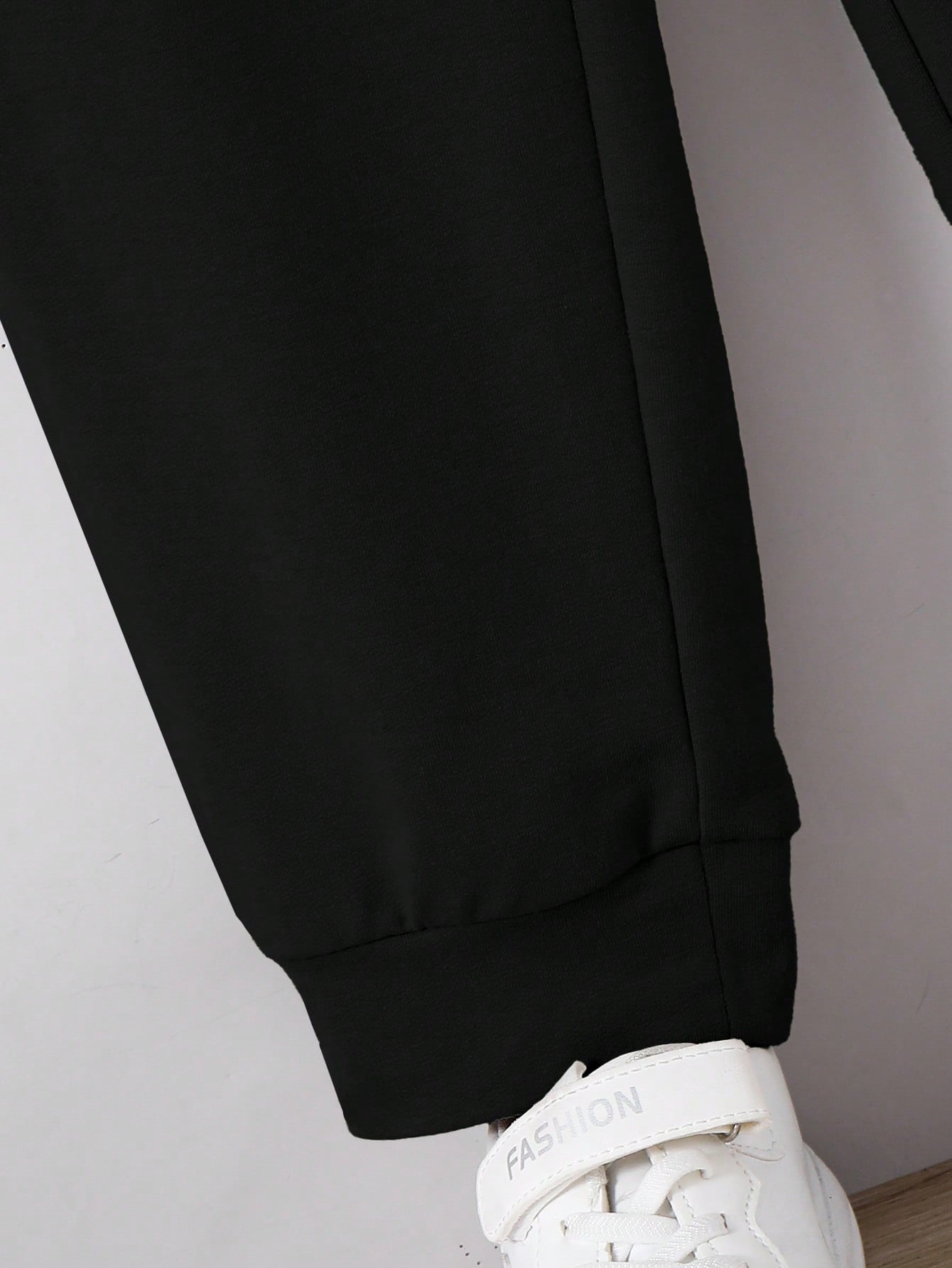 SHEIN طقم تي شيرت كم قصير رقبة طاقم وسروال جوغر مز...