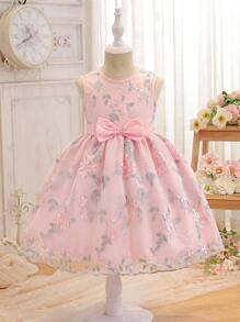 SHEIN Glamorique Kids Rochie din plasă brodata fără mâneci pentru fete tinere, decor elegant cu fundă 3D, adaugă dulceață și drăguțe. Potrivit pentru ieșiri, picnicuri în parc pentru fetițe pentru a prezenta stilul elegant prințesă, primăvară/vară