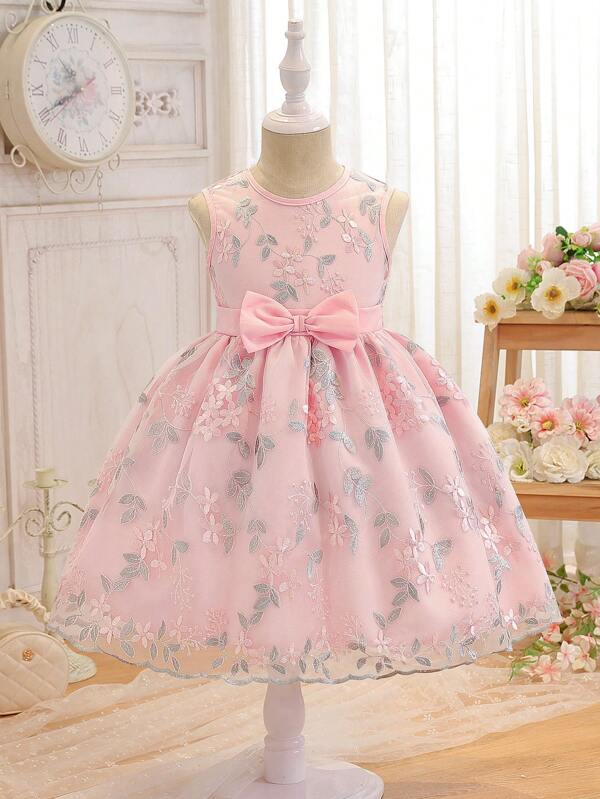 SHEIN Glamorique Kids Vestido de malla con bordado y corte evasé sin mangas para niñas pequeñas, con decoración elegante de lazo 3D que aporta dulzura y ternura. Adecuado para salidas, picnics en el parque para que las niñas pequeñas luzcan un estilo de princesa elegante, primavera/verano.