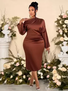 SOLERSUN Vestido ajustado de mujer de satén con cuello asimétrico, fruncido lateral y largo maxi, outfit de moda para mujer