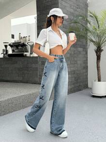 SHEIN EZwear سروال جينز نسائي فضفاض بقصة واسعة للساق، مطبوع بطبعة فيونكة وجيوب