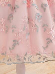 SHEIN Glamorique Kids Rochie din plasă brodata fără mâneci pentru fete tinere, decor elegant cu fundă 3D, adaugă dulceață și drăguțe. Potrivit pentru ieșiri, picnicuri în parc pentru fetițe pentru a prezenta stilul elegant prințesă, primăvară/vară