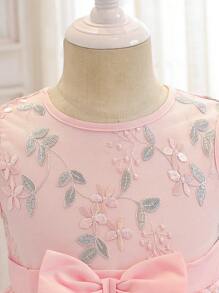 SHEIN Glamorique Kids Rochie din plasă brodata fără mâneci pentru fete tinere, decor elegant cu fundă 3D, adaugă dulceață și drăguțe. Potrivit pentru ieșiri, picnicuri în parc pentru fetițe pentru a prezenta stilul elegant prințesă, primăvară/vară