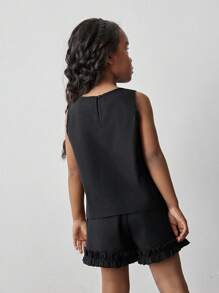 Maija Kids Maija Kids Ensemble 2 pièces de haut court et ample avec accessoires exagérés sans manches et short à volants évasé pour jeune fille. Style doux et audacieux. Couleur noire. Décontracté/Intérieur/École. Printemps/Été