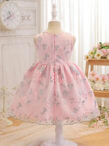 SHEIN Glamorique Kids Rochie din plasă brodata fără mâneci pentru fete tinere, decor elegant cu fundă 3D, adaugă dulceață și drăguțe. Potrivit pentru ieșiri, picnicuri în parc pentru fetițe pentru a prezenta stilul elegant prințesă, primăvară/vară