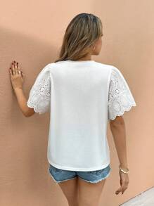 SHEIN Frenchy Eenvoudig Frans T-shirt met korte mouwen en borduurwerk, effen wit, eenvoudig en modieus, geschikt voor zomerkleding, zomeroutfits voor vrouwen, vakantie-outfits, grafische T-shirts voor dames, boho-kleding voor dames, schattige zomertopjes, geborduurde top
