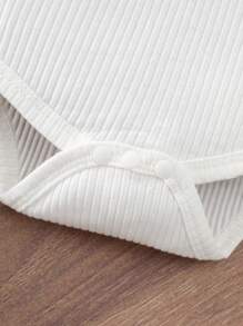 夏季新生女宝宝白色圆领荷叶边泡泡袖刺绣字母短袖连体衣配黑白格子蝴蝶结短裤袜头箍组合套装可爱小清