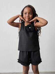 Maija Kids Maija Kids Ensemble 2 pièces de haut court et ample avec accessoires exagérés sans manches et short à volants évasé pour jeune fille. Style doux et audacieux. Couleur noire. Décontracté/Intérieur/École. Printemps/Été