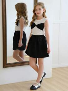 Klassieke witte T-shirt vest top met strik decor + zwarte patchwork geplooide mini rok set, zwart en wit kleurenschema toont elegante academische stijl. Delicate zwarte strik op de borst voegt een zoete sfeer toe, A-lijn rokontwerp flatteert het figuur. Geschikt voor lente/zomer alledaagse, campusactiviteiten, dates, casual uitjes, straalt jeugdige vitaliteit en verfijnde smaak uit