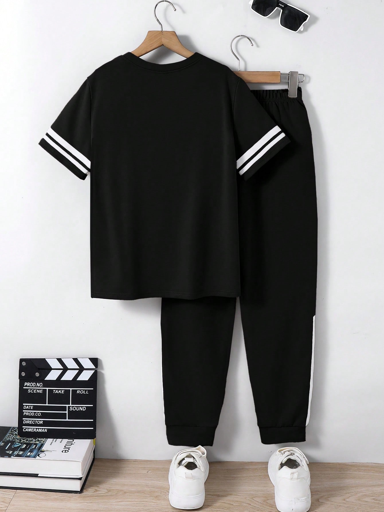 SHEIN طقم تي شيرت كم قصير رقبة طاقم وسروال جوغر مز...