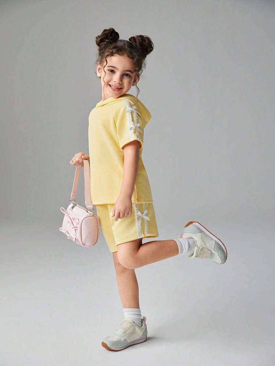 SHEIN 2 件套少女蝴蝶结装饰连帽短袖上衣和短裤套装 - 彩色 - 查看 1