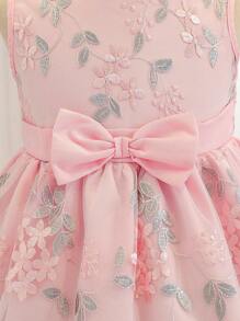 SHEIN Glamorique Kids Rochie din plasă brodata fără mâneci pentru fete tinere, decor elegant cu fundă 3D, adaugă dulceață și drăguțe. Potrivit pentru ieșiri, picnicuri în parc pentru fetițe pentru a prezenta stilul elegant prințesă, primăvară/vară