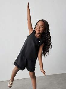 Maija Kids Maija Kids Ensemble 2 pièces de haut court et ample avec accessoires exagérés sans manches et short à volants évasé pour jeune fille. Style doux et audacieux. Couleur noire. Décontracté/Intérieur/École. Printemps/Été