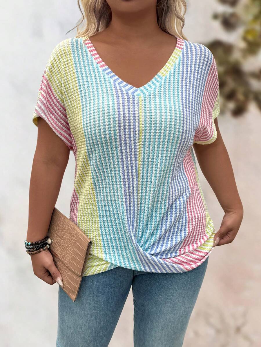 EMERY ROSE Áo thun nữ tay ngắn cổ chữ V họa tiết cầu vồng viền xoắn viền cầu vồng cỡ lớn, thiết kế thời trang và thon gọn - Nhiều màu - Xem 1