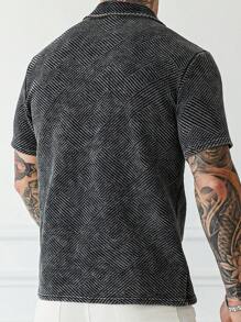 Manfinity LEGND 男士休闲日常穿着，这款优质小众黑色复古水洗棉几何针织提花短袖 Polo 衫，配有纽扣门襟。适合通勤、音乐节和日常穿着，是送给男友或丈夫的绝佳礼物。男士毛巾布纹理水洗休闲短袖 Polo 衫，男士 Polo 衫，男士 Polo T 恤，男士 Polo 衫，男士 Polo 衫，领子 - 灰色 - 查看 4