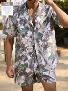 Manfinity Swimmode Conjunto de camisa de manga corta con estampado de ramas y pantalones cortos de playa informal para hombre