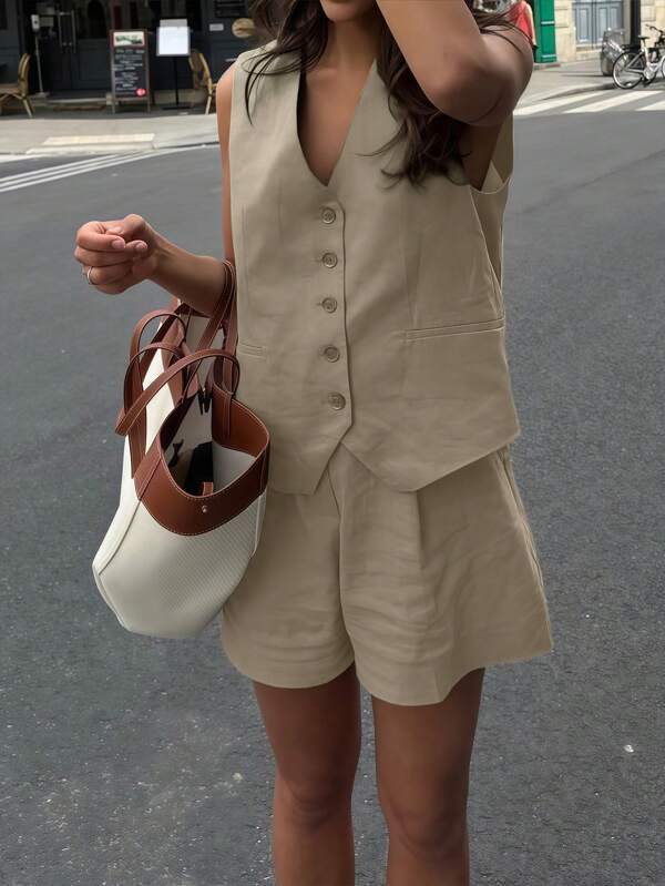 Completo casual da donna composto da gilet e pantaloncini corti in tinta unita