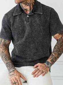 Manfinity LEGND 男士休闲日常穿着，这款优质小众黑色复古水洗棉几何针织提花短袖 Polo 衫，配有纽扣门襟。适合通勤、音乐节和日常穿着，是送给男友或丈夫的绝佳礼物。男士毛巾布纹理水洗休闲短袖 Polo 衫，男士 Polo 衫，男士 Polo T 恤，男士 Polo 衫，男士 Polo 衫，领子 - 灰色 - 查看 2