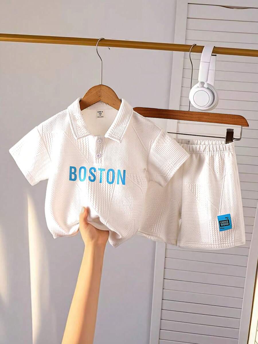SHEIN 2 bucăți copii băieți coreeană drăguț și simplu ocazional sport sport stil universitar set: culoare solidă, texturizat cu nervuri, cămașă POLO cu umăr slăbit + pantaloni scurți cu picioare largi, tricou polo cu litere la modă imprimeu, detalii brodate asortate pe pantaloni scurți, potrivit pentru uzura zilnică, școală, joacă în aer liber, vacanță, mese, tabără de vară etc.
