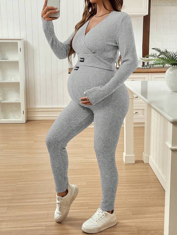 SHEIN Set de 2 piezas de ropa deportiva para mujeres embarazadas que incluye una blusa de cuello en V de manga larga con estampado y pantalones elásticos ajustados