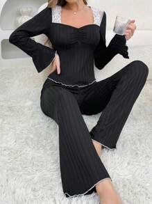 Conjunto de pijama de mujer con blusa de manga larga con volantes en el frente y cuello cuadrado de encaje contrastante, y pantalones