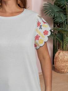 EMERY ROSE Plus Size Women Floral Embroidered Round Neck Short Sleeve Casual T-Shirt