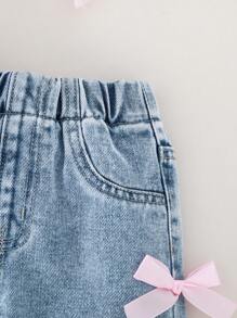SHEIN Playful Pals Denimly 2pcs Baby Girls Casual Daily Outfit: Soft White Round Neck Short Sleeve T-Shirt With Gradient Blue Bow Print, And Blue Denim Pants With Hand-Sewn Bow Decoration, Elasticated Waist