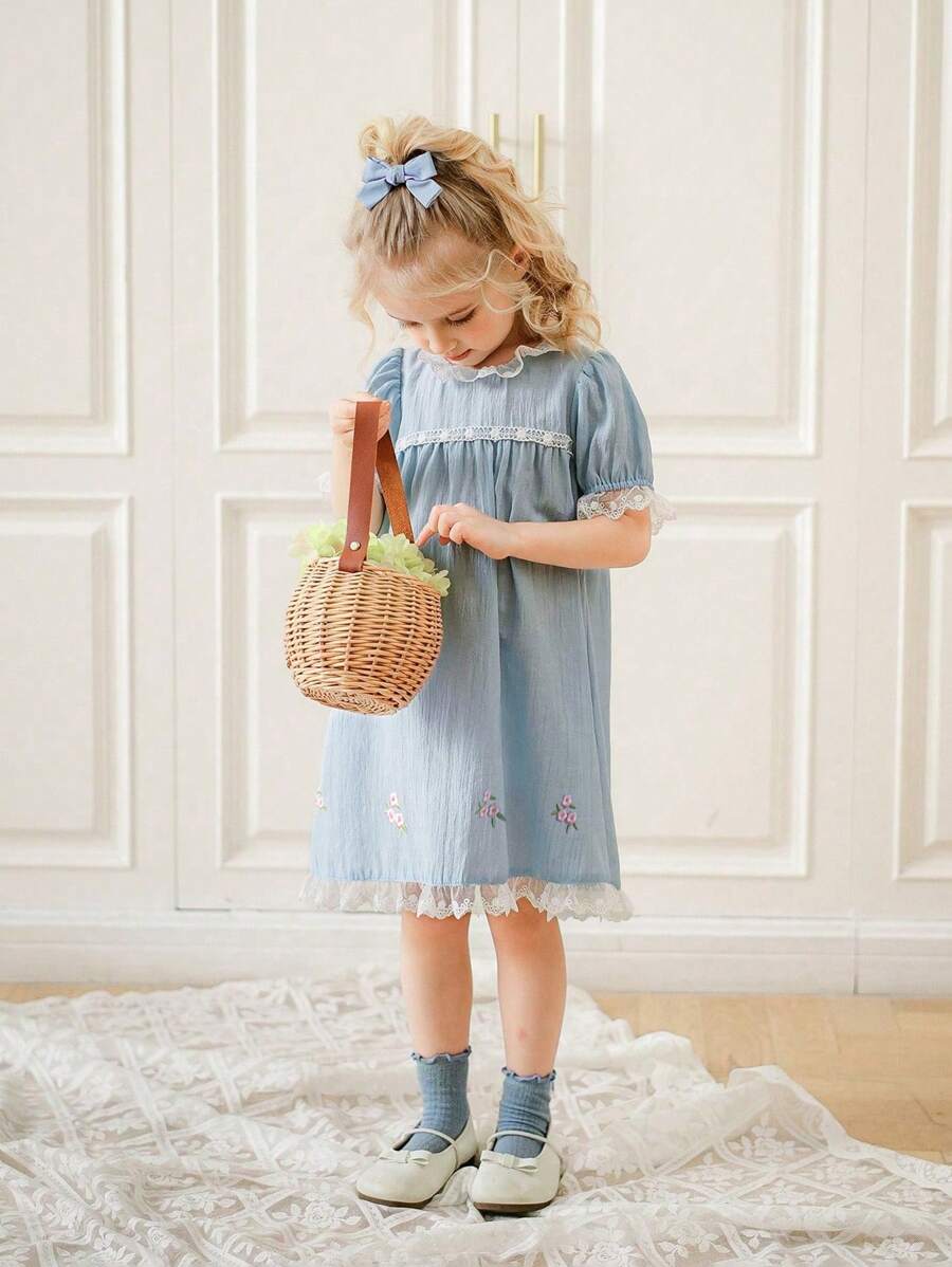 Souflis Souflis 年轻女孩荷叶边圆领宽松花卉刺绣下摆摇摆夏季连衣裙，甜美，蓝色 - 藍色 - 查看 1