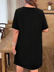 SHEIN LUNE 大码女式图案印花圆领短袖休闲直筒连衣裙 - 黑色 - 查看 2