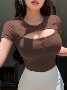 DAZY Camiseta de manga corta ajustada y con recorte sexy para mujer, crop tops para mujeres en verano
