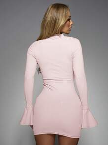 MISSGUIDED 喇叭袖迷你连衣裙，镂空细节，适合派对、晚宴、夜店等场合，弹力修身，夸张袖子，高领设计，假日季必备 - 淺粉色 - 查看 2