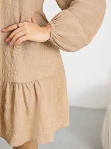 SHEIN Essnce Plus Size Women Wiosna I Lato Moda Swobodna Luźna Wygodna Codzienna Khaki Tekstura Chłodna Tkanina Długi Rękaw Ochrona Przed Słońcem Krótka Sukienka, Stroje Wakacyjne Kobieta, Stroje Wiosenne Dla Kobiet, Western Wear Kobiety, Boho, Wakacje Na Plaży, Strój Na Herbatę
