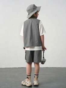 SHEIN Conjunto informal de 3 piezas para niño preadolescente con Top de tirantes con estampado gráfico y de letras, camiseta y pantalones cortos - Gris - Ver 2