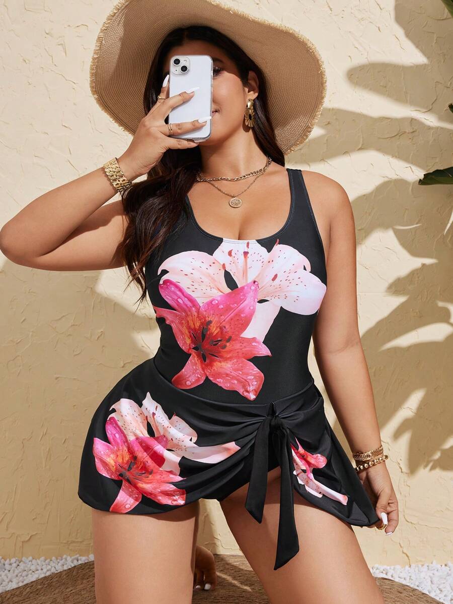 SHEIN Swim Curve Maillot de bain une pièce casual pour plage et resort, grande taille, en mousseline imprimée floral, sans manches, col en U, taille marquée, longueur au genou, avec lien latéral en forme de A - Multicolore - Voir 1