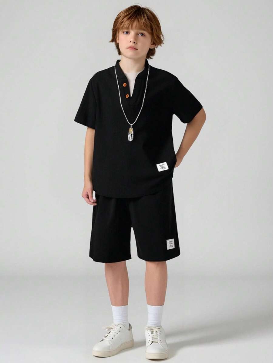 SHEIN 青少年男孩字母拼接細節半扣衫和束口腰短褲(不含項鍊) - 黑色 - 查看 1