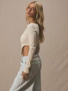 MUSERA 开襟圆领弧形侧边纽扣修身长袖上衣，春季可爱度假风，优雅夏季假日装扮 - 杏色 - 查看 2