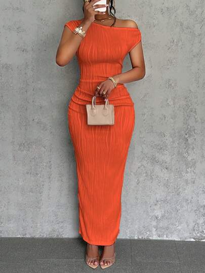 Slaydiva 夏季新款优雅派对日常约会斜肩单肩露肩前褶修身长裙波浪纹理针织面料白色女装连衣裙