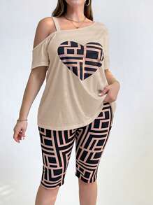 SHEIN Essnce 大码女装春夏休闲日常运动宽松心形印花两件套，夏季女装，外出套装，两件套裤子，服装，骑行短裤套装，女式印花T恤套装，教师服装，机场服装 - 卡其色 - 查看 3