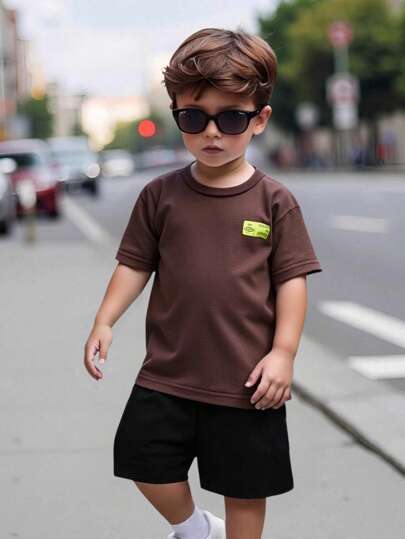 SHEIN 年轻男孩休闲针织雪花装饰织标微落肩宽松 T 恤，适合圣诞节