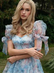 SHEIN MOD 蓝色花卉印花梦幻浪漫优雅欧根纱柔和连衣裙，带有分层褶边下摆和蝴蝶结装饰，适合约会、派对、节日、茶会、生日、女士复活节礼服、舞会礼服、夏季、女士度假服装、女士婚礼宾客礼服、女士正式礼服、毕业礼服、女士生日礼服 - 藍色 - 查看 3