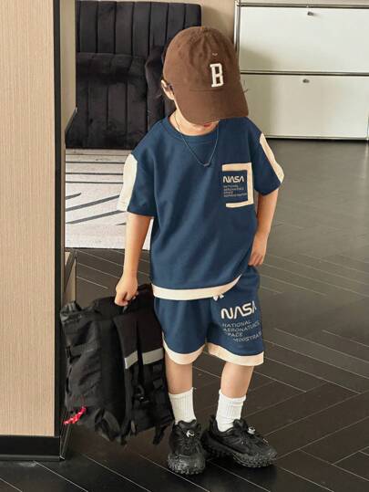 SHEIN Genkimix Kids 2 件套年轻男孩休闲运动学院风纯色拼布英式印花圆领短袖 T 恤和短裤套装，适合夏季、户外、学校、休闲和运动