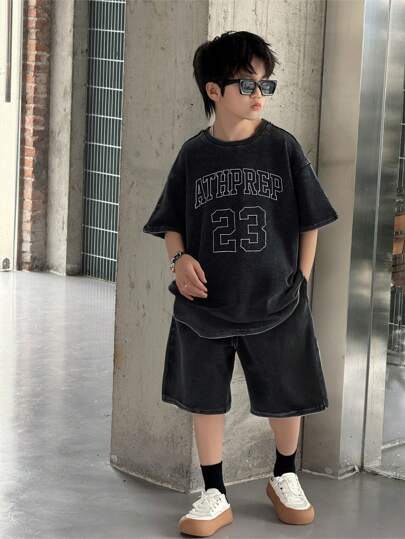 SHEIN 2 件儿童/青少年男孩休闲运动百搭舒适雪花和字母刺绣圆领宽松套头 T 恤和短裤针织 2 件套，适合通勤、上学、休闲、度假、运动、春夏季