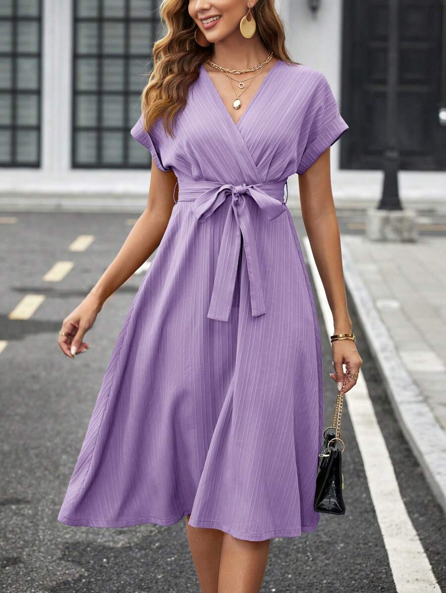 SHEIN Clasi Vestido midi de mujer de manga corta con escote en V, diseño cruzado y cinturón de unicolor en la cintura - Púrpura malva - Ver 1