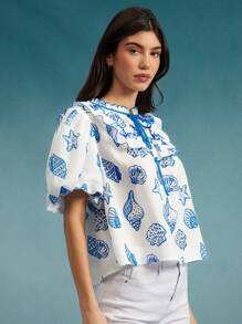 WESTFADE Top con volantes de manga corta y cuello con moño, estampado con patrón de conchas marinas, para vacaciones de primavera o playa de verano - Azul y blanco - Ver 1