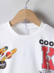 SHEIN 2 Stücke/Set Kleinkind Jungen Ramadan Lässig Street Buchstaben Patch Muster Basketball Thema Rundhals T-Shirt + mintgrüne leichte Shorts Sport Outfit