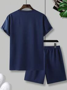 Manfinity Homme Conjunto de camiseta informal de manga corta de cuello redondo con estampado de letras y pantalones cortos con cordón en la cintura para hombres de talla grande