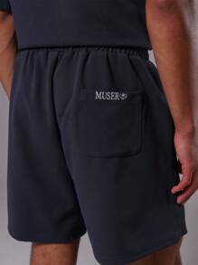 SHEIN X ELOISA & ORSON Musero Pantalones cortos para hombre con dobladillo en los bolsillos y cintura elástica